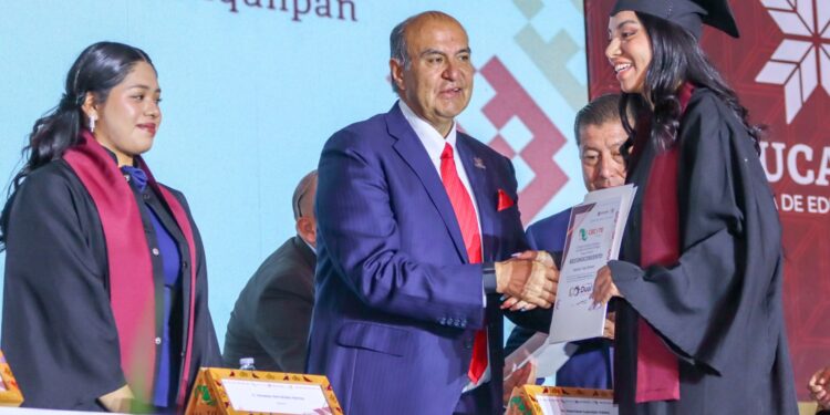 Natividad Castrejón entrega certificados a egresados del CECyTEH en Omitlán e Ixmiquilpan