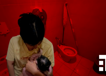 Adolescente de 14 años da a luz en un baño; clínica del IMSS le negó atención.