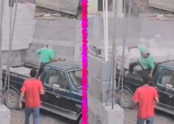 ¡Qué reflejos! Por un pelito se salva de ser aplastado por una torre de block