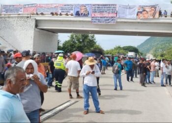 Ante la inseguridad, habitantes bloquean Autopista del Sol