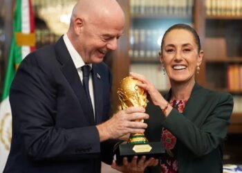 Claudia Sheinbaum recibe la Copa Mundial de Futbol en Palacio Nacional