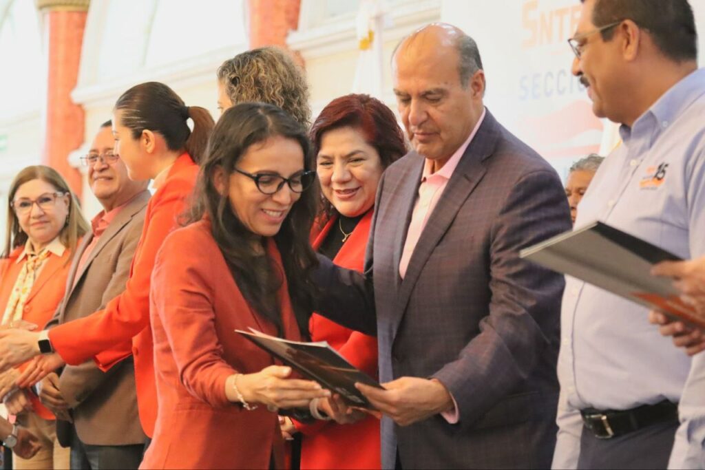 Reciben asignaciones y cambios de adscripción más de 2 mil docentes hidalguenses