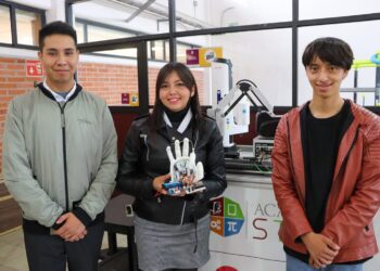 Estudiantes de la UPT desarrollan mano robótica que traduce lenguaje de señas