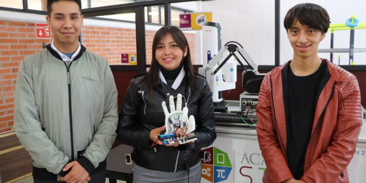 Estudiantes de la UPT desarrollan mano robótica que traduce lenguaje de señas
