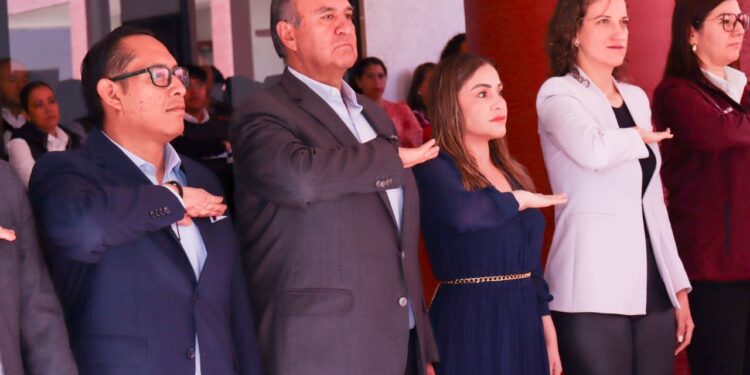 Natividad Castrejón y Daniel Fragoso encabezan ceremonia cívica en SEMSyS