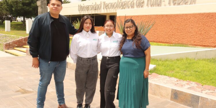 Estudiantes destacan en Crevolution Hackathon 2025