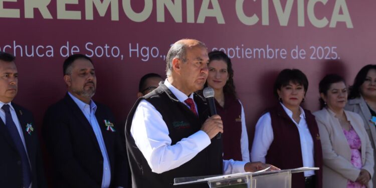 Natividad Castrejón encabeza Lunes Cívico en explanada de la SEPH