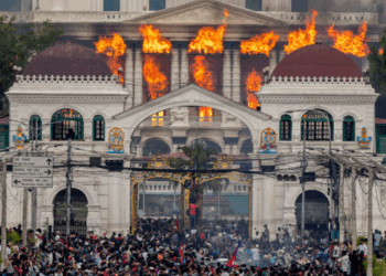 Esposa de exprimer ministro de Nepal fallece quemada tras incendio provocado por manifestantes.