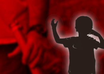 Golpeó y mató al hijo de su pareja por llorar al ser bañado.