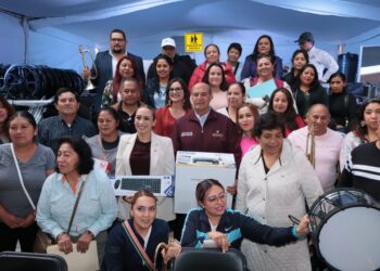 Natividad Castrejón y presidenta de Tepeji del Río entregan apoyos escolares