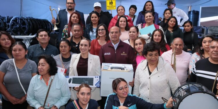 Natividad Castrejón y presidenta de Tepeji del Río entregan apoyos escolares