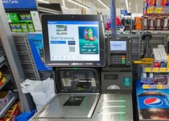 Trabajadores gratuitos disfrazado de clientes, los nuevos empleados