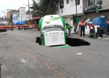 Cae camión de refrescos dentro de socavón en Iztapalapa