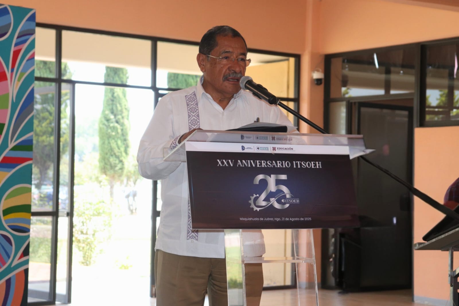 El Instituto Tecnológico Superior del Occidente del Estado de Hidalgo (ITSOEH) recibió la acreditación como Entidad de Certificación y Evaluación (ECE449-20-ITSOEH) por parte del Consejo Nacional de Normalización y Certificación de Competencias Laborales (CONOCER).

Además de este logro, se realizó la ceremonia de entrega de certificados a personal docente que concluyó satisfactoriamente los Estándares de Competencia EC0076 y EC0217.01, lo que refuerza su formación profesional y los acredita como evaluadores capacitados bajo estándares nacionales.

El evento fue presidido por el director General del ITSOEH, David Jorge Gómez y el director de Acreditación y Certificación del CONOCER,  José Arturo Domínguez Jiménez, quienes coincidieron en que este avance posiciona al instituto como un actor clave en la profesionalización del capital humano en Hidalgo.

Durante la ceremonia, se reconoció a los docentes que obtuvieron su certificación: María Guadalupe Benítez Anaya, Ana Nallely Cerón Ortíz, Georgina Hernández Barrera, José Luis Moctezuma Quezada, Marlene Vázquez Mendoza y Yesenia Zúñiga Olguín.

Estos logros responden a la visión del gobernador Julio Menchaca Salazar y del secretario de Educación Pública en Hidalgo, Natividad Castrejón Valdez, de construir una educación moderna, justa y con mayores oportunidades.

Nota relacionada: UTVAM fortalece vínculos con el sector productivo al cerrar ciclo de estadías

El director general del ITSOEH, David Jorge Gómez, destacó que la certificación de competencias laborales contribuye al fortalecimiento  del sistema educativo de calidad, estrechamente vinculado con las demandas del sector productivo y con el impulso del talento hidalguense.