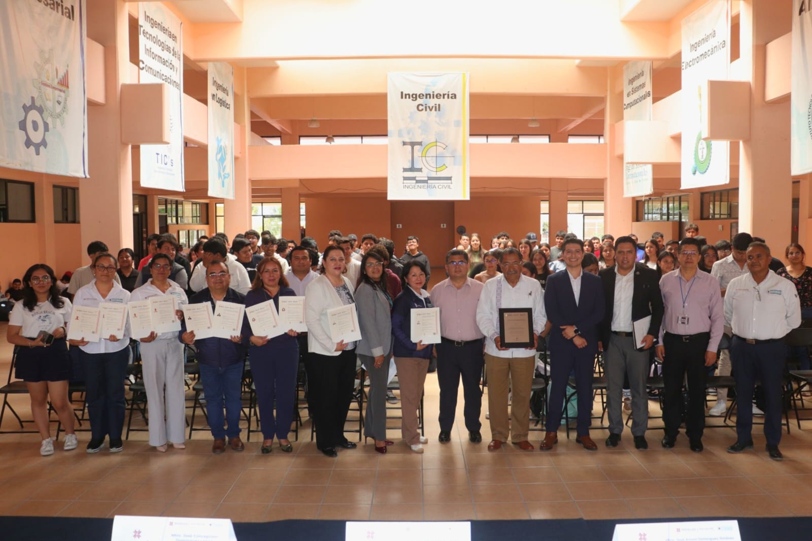 El Instituto Tecnológico Superior del Occidente del Estado de Hidalgo (ITSOEH) recibió la acreditación como Entidad de Certificación y Evaluación (ECE449-20-ITSOEH) por parte del Consejo Nacional de Normalización y Certificación de Competencias Laborales (CONOCER).

Además de este logro, se realizó la ceremonia de entrega de certificados a personal docente que concluyó satisfactoriamente los Estándares de Competencia EC0076 y EC0217.01, lo que refuerza su formación profesional y los acredita como evaluadores capacitados bajo estándares nacionales.

El evento fue presidido por el director General del ITSOEH, David Jorge Gómez y el director de Acreditación y Certificación del CONOCER,  José Arturo Domínguez Jiménez, quienes coincidieron en que este avance posiciona al instituto como un actor clave en la profesionalización del capital humano en Hidalgo.

Durante la ceremonia, se reconoció a los docentes que obtuvieron su certificación: María Guadalupe Benítez Anaya, Ana Nallely Cerón Ortíz, Georgina Hernández Barrera, José Luis Moctezuma Quezada, Marlene Vázquez Mendoza y Yesenia Zúñiga Olguín.

Estos logros responden a la visión del gobernador Julio Menchaca Salazar y del secretario de Educación Pública en Hidalgo, Natividad Castrejón Valdez, de construir una educación moderna, justa y con mayores oportunidades.

Nota relacionada: UTVAM fortalece vínculos con el sector productivo al cerrar ciclo de estadías

El director general del ITSOEH, David Jorge Gómez, destacó que la certificación de competencias laborales contribuye al fortalecimiento  del sistema educativo de calidad, estrechamente vinculado con las demandas del sector productivo y con el impulso del talento hidalguense.
