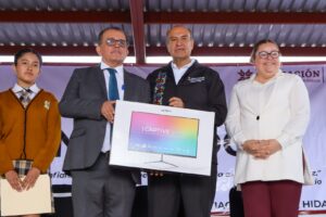 El secretario de Educación Pública de Hidalgo, Natividad Castrejón Valdez, entregó útiles escolares, mobiliario y un laboratorio STEM (Ciencia, Tecnología, Ingeniería y Matemáticas) con una inversión que asciende a los 2.8 millones de pesos, en los municipios de Santiago de Anaya e Ixmiquilpan. En la escuela secundaria Técnica 17 de Santiago de Anaya, Natividad Castrejón destacó que, por instrucciones del gobernador Julio Menchaca Salazar, a través del Instituto Hidalguense de Educación (IHE), todas y todos los estudiantes de educación básica de escuelas públicas recibirán uniformes, zapatos y paquetes de útiles escolares, incluyendo por primera vez calzado escolar para secundaria. "Estos materiales, impactan directamente en la economía de sus familias, atendiendo algunos de los apoyos que se requieren para que el proceso educativo se realice en las mejores condiciones", afirmó. La presidenta municipal de Santiago de Anaya, Danay Sarai Ángeles Hernández, reiteró su compromiso con el sector educativo y agradeció al gobierno del estado por su apoyo constante a la educación y por impulsar acciones que acercan recursos de calidad a las escuelas. La subsecretaria de Educación Básica, Nancy Adriana León Vite, señaló que estas entregas que realiza el IHE buscan dignificar escuelas, facilitar el acceso a la tecnología y fomentar el uso de herramientas digitales como apoyo a los contenidos curriculares, y contribuir a la equidad y desarrollo integral de las y los estudiantes. En la comunidad de Bangandhó, Ixmiquilpan, el secretario de Educación acudió a la escuela secundaria Técnica 23 para entregar mobiliario y equipo tecnológico, con una inversión de 217 mil pesos; y exhortó a los estudiantes, docentes y padres de familia a trabajar unidos por una educación de calidad. Finalmente, Natividad Castrejón inauguró el laboratorio STEM en el Colegio de Estudios Científicos y Tecnológicos del Estado de Hidalgo (CECyTEH) plantel Ixmiquilpan, con una inversión de 2.6 millones de pesos, además entregó uniformes y libros de texto, y destacó que estos espacios permitirán a la juventud hidalguense desarrollar habilidades clave para el futuro. En el evento estuvo presente la diputada Cynthia Citlali Delgado Mendoza; el director General de Educación Media Superior, Juan Antonio Ter Veen Becerra; la directora general de Servicios Regionales, Josefina Serrano Bautista; el director general del CECyTEH, Edmundo Ramírez Martínez; entre otros. 