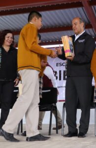 El secretario de Educación Pública de Hidalgo, Natividad Castrejón Valdez, entregó útiles escolares, mobiliario y un laboratorio STEM (Ciencia, Tecnología, Ingeniería y Matemáticas) con una inversión que asciende a los 2.8 millones de pesos, en los municipios de Santiago de Anaya e Ixmiquilpan. En la escuela secundaria Técnica 17 de Santiago de Anaya, Natividad Castrejón destacó que, por instrucciones del gobernador Julio Menchaca Salazar, a través del Instituto Hidalguense de Educación (IHE), todas y todos los estudiantes de educación básica de escuelas públicas recibirán uniformes, zapatos y paquetes de útiles escolares, incluyendo por primera vez calzado escolar para secundaria. "Estos materiales, impactan directamente en la economía de sus familias, atendiendo algunos de los apoyos que se requieren para que el proceso educativo se realice en las mejores condiciones", afirmó. La presidenta municipal de Santiago de Anaya, Danay Sarai Ángeles Hernández, reiteró su compromiso con el sector educativo y agradeció al gobierno del estado por su apoyo constante a la educación y por impulsar acciones que acercan recursos de calidad a las escuelas. La subsecretaria de Educación Básica, Nancy Adriana León Vite, señaló que estas entregas que realiza el IHE buscan dignificar escuelas, facilitar el acceso a la tecnología y fomentar el uso de herramientas digitales como apoyo a los contenidos curriculares, y contribuir a la equidad y desarrollo integral de las y los estudiantes. En la comunidad de Bangandhó, Ixmiquilpan, el secretario de Educación acudió a la escuela secundaria Técnica 23 para entregar mobiliario y equipo tecnológico, con una inversión de 217 mil pesos; y exhortó a los estudiantes, docentes y padres de familia a trabajar unidos por una educación de calidad. Finalmente, Natividad Castrejón inauguró el laboratorio STEM en el Colegio de Estudios Científicos y Tecnológicos del Estado de Hidalgo (CECyTEH) plantel Ixmiquilpan, con una inversión de 2.6 millones de pesos, además entregó uniformes y libros de texto, y destacó que estos espacios permitirán a la juventud hidalguense desarrollar habilidades clave para el futuro. En el evento estuvo presente la diputada Cynthia Citlali Delgado Mendoza; el director General de Educación Media Superior, Juan Antonio Ter Veen Becerra; la directora general de Servicios Regionales, Josefina Serrano Bautista; el director general del CECyTEH, Edmundo Ramírez Martínez; entre otros. 