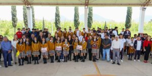 El secretario de Educación Pública de Hidalgo, Natividad Castrejón Valdez, entregó útiles escolares, mobiliario y un laboratorio STEM (Ciencia, Tecnología, Ingeniería y Matemáticas) con una inversión que asciende a los 2.8 millones de pesos, en los municipios de Santiago de Anaya e Ixmiquilpan. En la escuela secundaria Técnica 17 de Santiago de Anaya, Natividad Castrejón destacó que, por instrucciones del gobernador Julio Menchaca Salazar, a través del Instituto Hidalguense de Educación (IHE), todas y todos los estudiantes de educación básica de escuelas públicas recibirán uniformes, zapatos y paquetes de útiles escolares, incluyendo por primera vez calzado escolar para secundaria. "Estos materiales, impactan directamente en la economía de sus familias, atendiendo algunos de los apoyos que se requieren para que el proceso educativo se realice en las mejores condiciones", afirmó. La presidenta municipal de Santiago de Anaya, Danay Sarai Ángeles Hernández, reiteró su compromiso con el sector educativo y agradeció al gobierno del estado por su apoyo constante a la educación y por impulsar acciones que acercan recursos de calidad a las escuelas. La subsecretaria de Educación Básica, Nancy Adriana León Vite, señaló que estas entregas que realiza el IHE buscan dignificar escuelas, facilitar el acceso a la tecnología y fomentar el uso de herramientas digitales como apoyo a los contenidos curriculares, y contribuir a la equidad y desarrollo integral de las y los estudiantes. En la comunidad de Bangandhó, Ixmiquilpan, el secretario de Educación acudió a la escuela secundaria Técnica 23 para entregar mobiliario y equipo tecnológico, con una inversión de 217 mil pesos; y exhortó a los estudiantes, docentes y padres de familia a trabajar unidos por una educación de calidad. Finalmente, Natividad Castrejón inauguró el laboratorio STEM en el Colegio de Estudios Científicos y Tecnológicos del Estado de Hidalgo (CECyTEH) plantel Ixmiquilpan, con una inversión de 2.6 millones de pesos, además entregó uniformes y libros de texto, y destacó que estos espacios permitirán a la juventud hidalguense desarrollar habilidades clave para el futuro. En el evento estuvo presente la diputada Cynthia Citlali Delgado Mendoza; el director General de Educación Media Superior, Juan Antonio Ter Veen Becerra; la directora general de Servicios Regionales, Josefina Serrano Bautista; el director general del CECyTEH, Edmundo Ramírez Martínez; entre otros. 