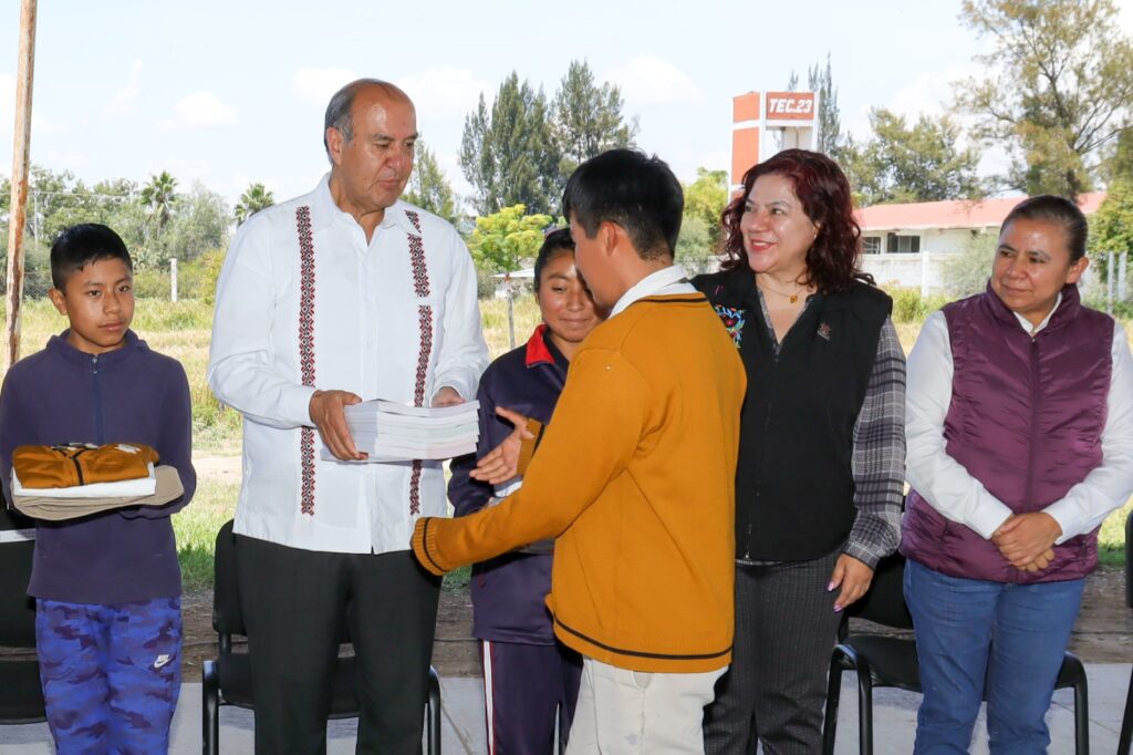 Natividad Castrejón entrega apoyos educativos y laboratorio STEM en Santiago de Anaya e Ixmiquilpan