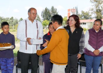 Natividad Castrejón entrega apoyos educativos y laboratorio STEM en Santiago de Anaya e Ixmiquilpan