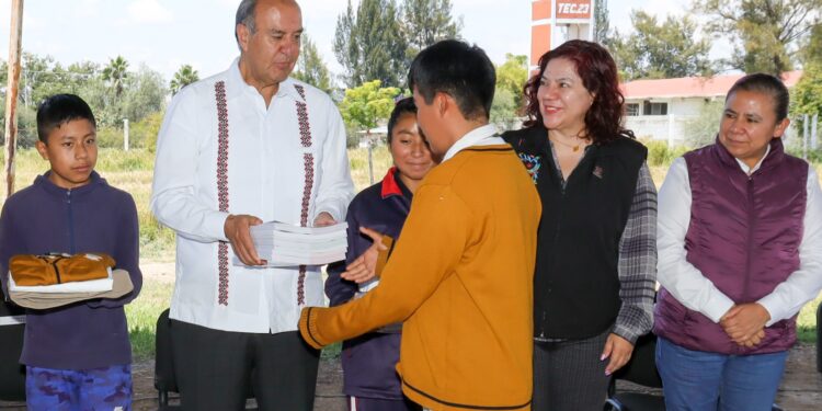 Natividad Castrejón entrega apoyos educativos y laboratorio STEM en Santiago de Anaya e Ixmiquilpan