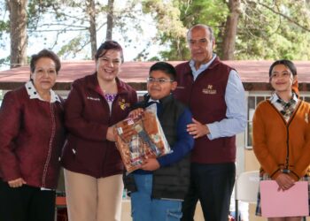 Natividad Castrejón entrega apoyos escolares y refuerza educación STEM en Tula y Tepeji del Río