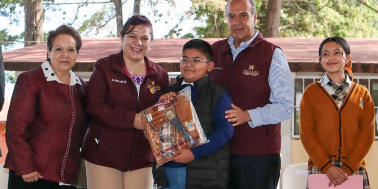Natividad Castrejón entrega apoyos escolares y refuerza educación STEM en Tula y Tepeji del Río