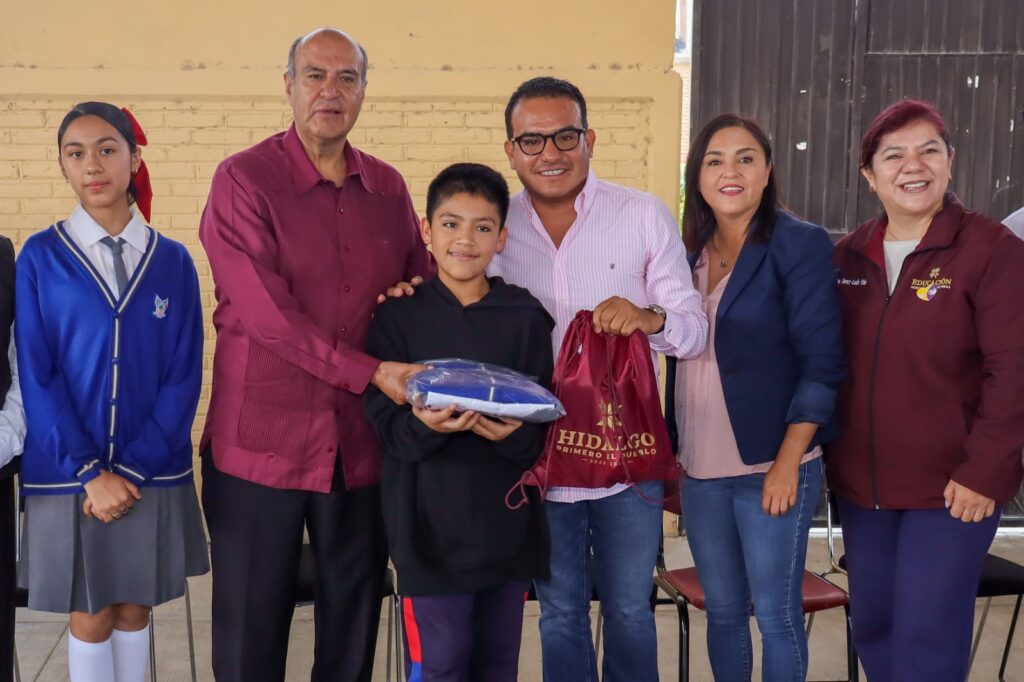 Estudiantes de Ixmiquilpan y Cardonal reciben inversión educativa