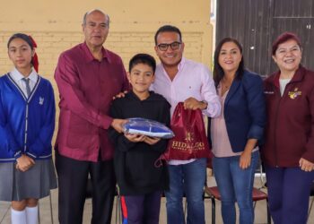 Estudiantes de Ixmiquilpan y Cardonal reciben inversión educativa
