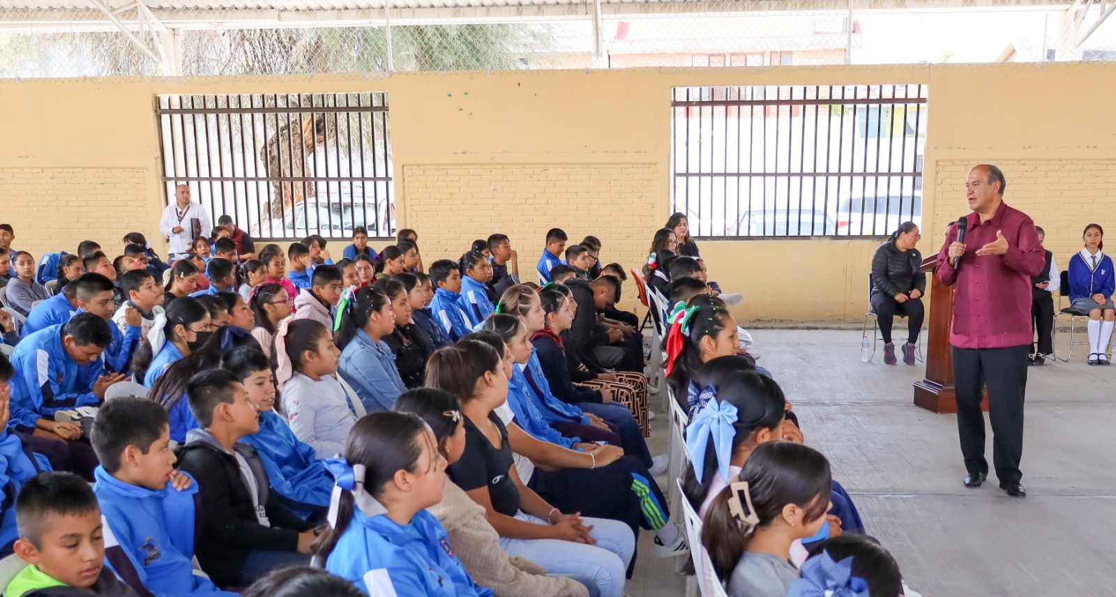 Estudiantes de Ixmiquilpan y Cardonal reciben inversión educativa