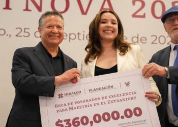 Julio Menchaca entrega becas Citnova a estudiantes de posgrado