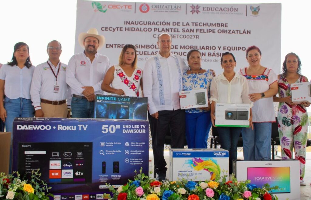 Natividad Castrejón entrega equipo educativo y techumbre en San Felipe Orizatlán y Calnali