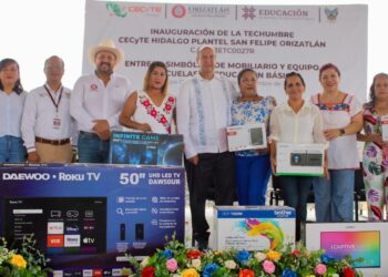 Natividad Castrejón entrega equipo educativo y techumbre en San Felipe Orizatlán y Calnali