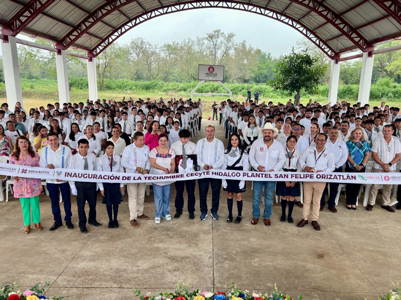Natividad Castrejón entrega equipo educativo y techumbre en San Felipe Orizatlán y Calnali