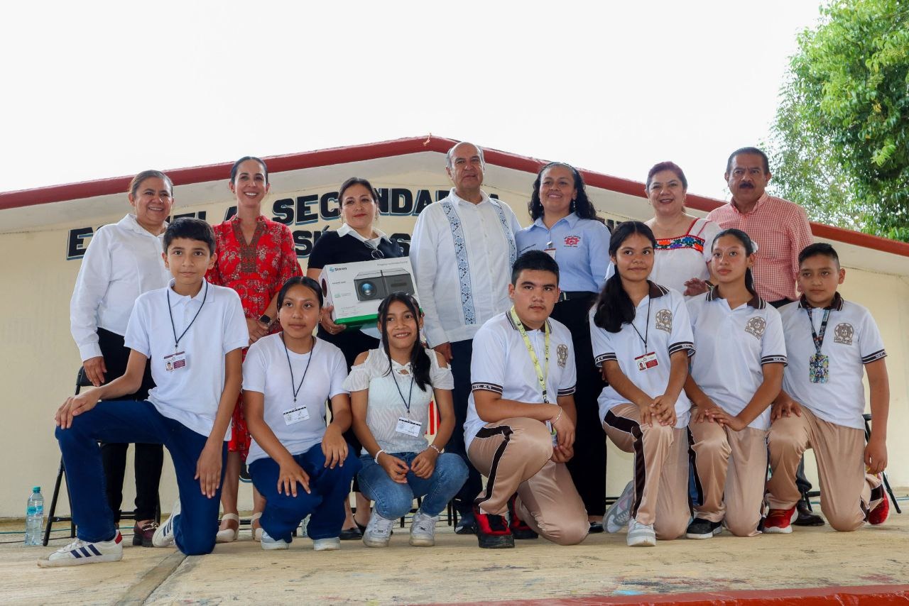 Natividad Castrejón entrega equipo educativo y techumbre en San Felipe Orizatlán y Calnali
