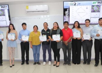 Estudiantes entregan planos topográficos a comunidad El Salitre