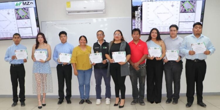 Estudiantes entregan planos topográficos a comunidad El Salitre