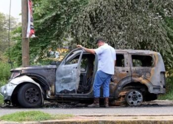 Tiran ponchallantas y queman auto en Villahermosa