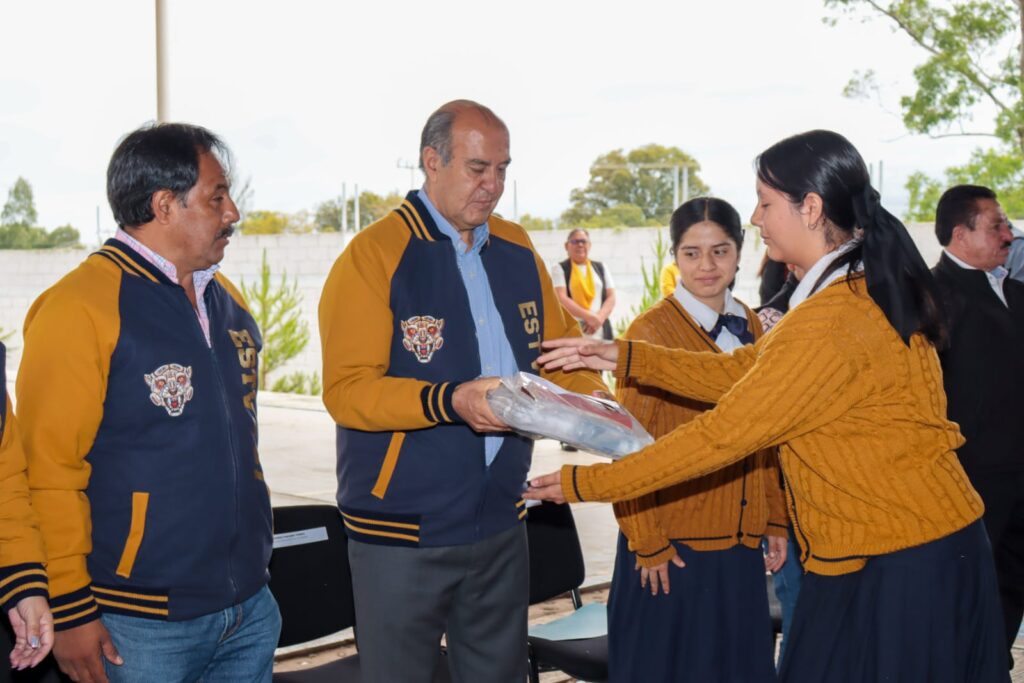 Benefician a más de mil 800 estudiantes de Acatlán con apoyos educativos