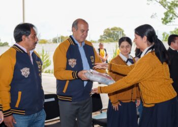 Benefician a más de mil 800 estudiantes de Acatlán con apoyos educativos