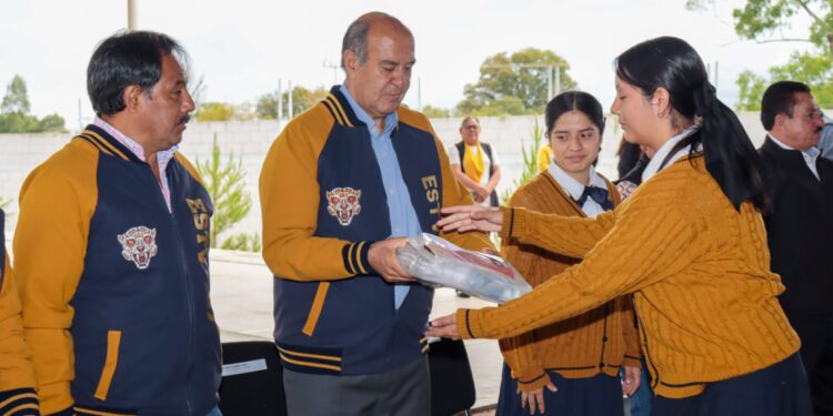 Benefician a más de mil 800 estudiantes de Acatlán con apoyos educativos