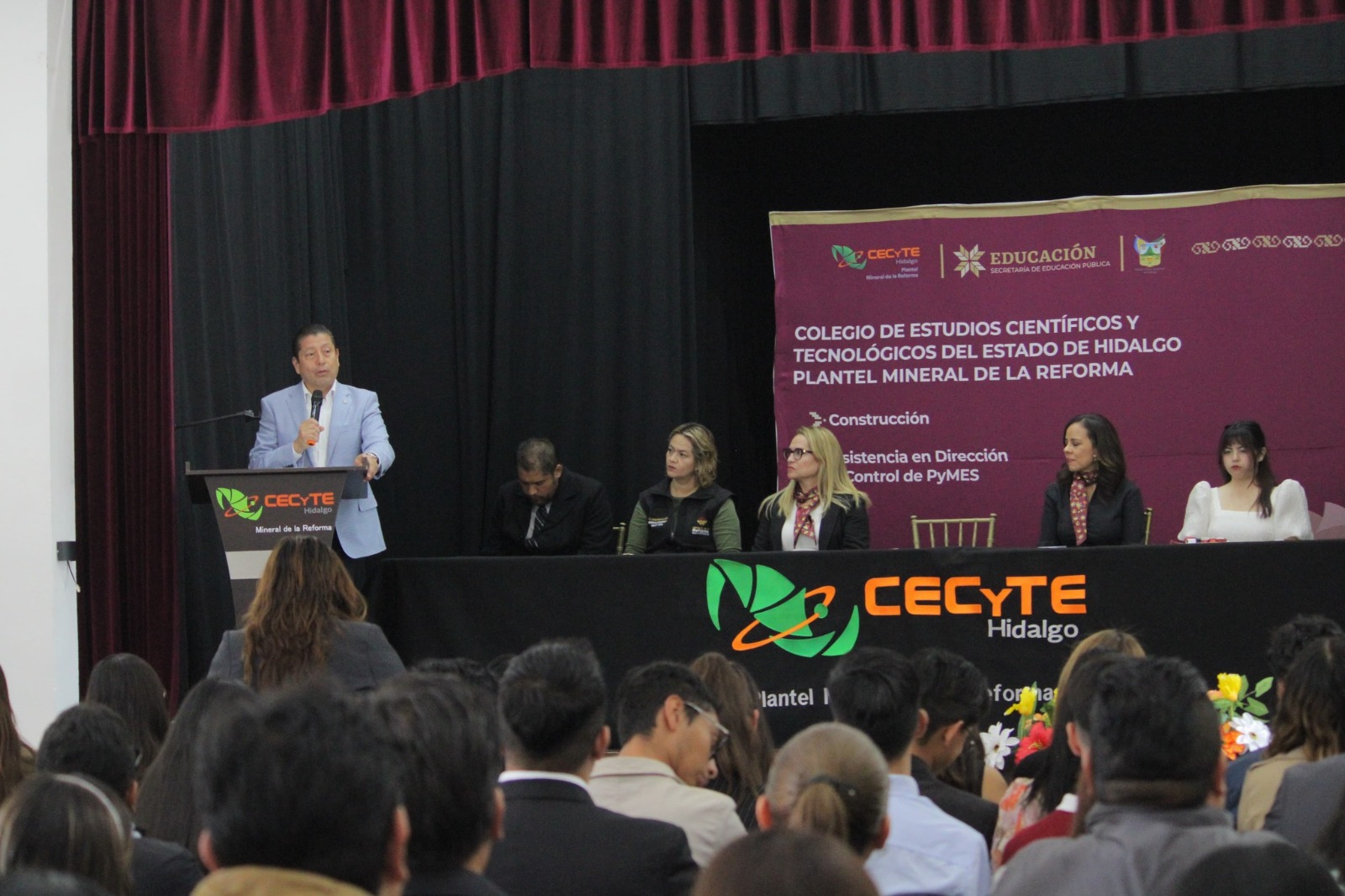 CECyTEH entrega 42 títulos a egresados en Mineral de la Reforma