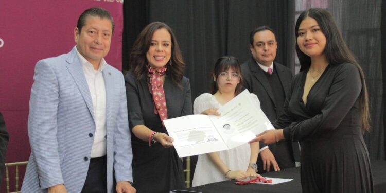 CECyTEH entrega 42 títulos a egresados en Mineral de la Reforma