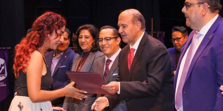 UPP celebra 22 años con entrega de títulos a 503 egresados