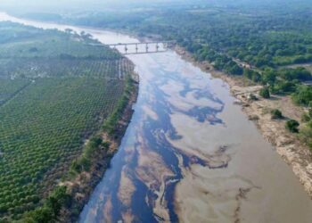 Tras derrame de petróleo en río Pantepec, Pemex activa plan de contingencia