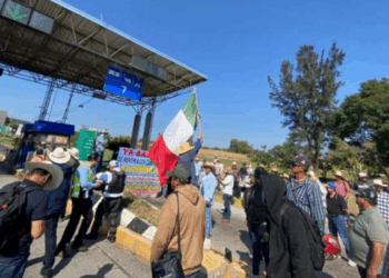 Agricultores mantienen tomadas las carreteras en 5 estados.