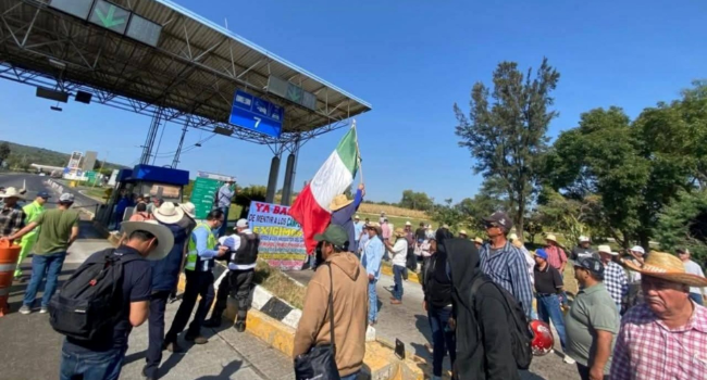 Agricultores mantienen tomadas las carreteras en 5 estados.