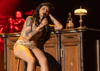 Cazzu le responde a Christian Nodal durante concierto en México.