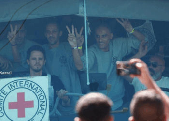 Rehenes y prisioneros palestinos son liberados, como parte del alto el fuego en Gaza.