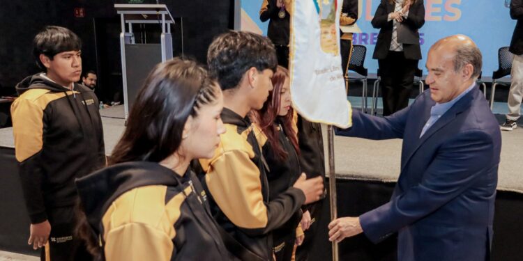 Natividad Castrejón abanderó a la delegación hidalguense rumbo a los Juegos Nacionales Populares 2025